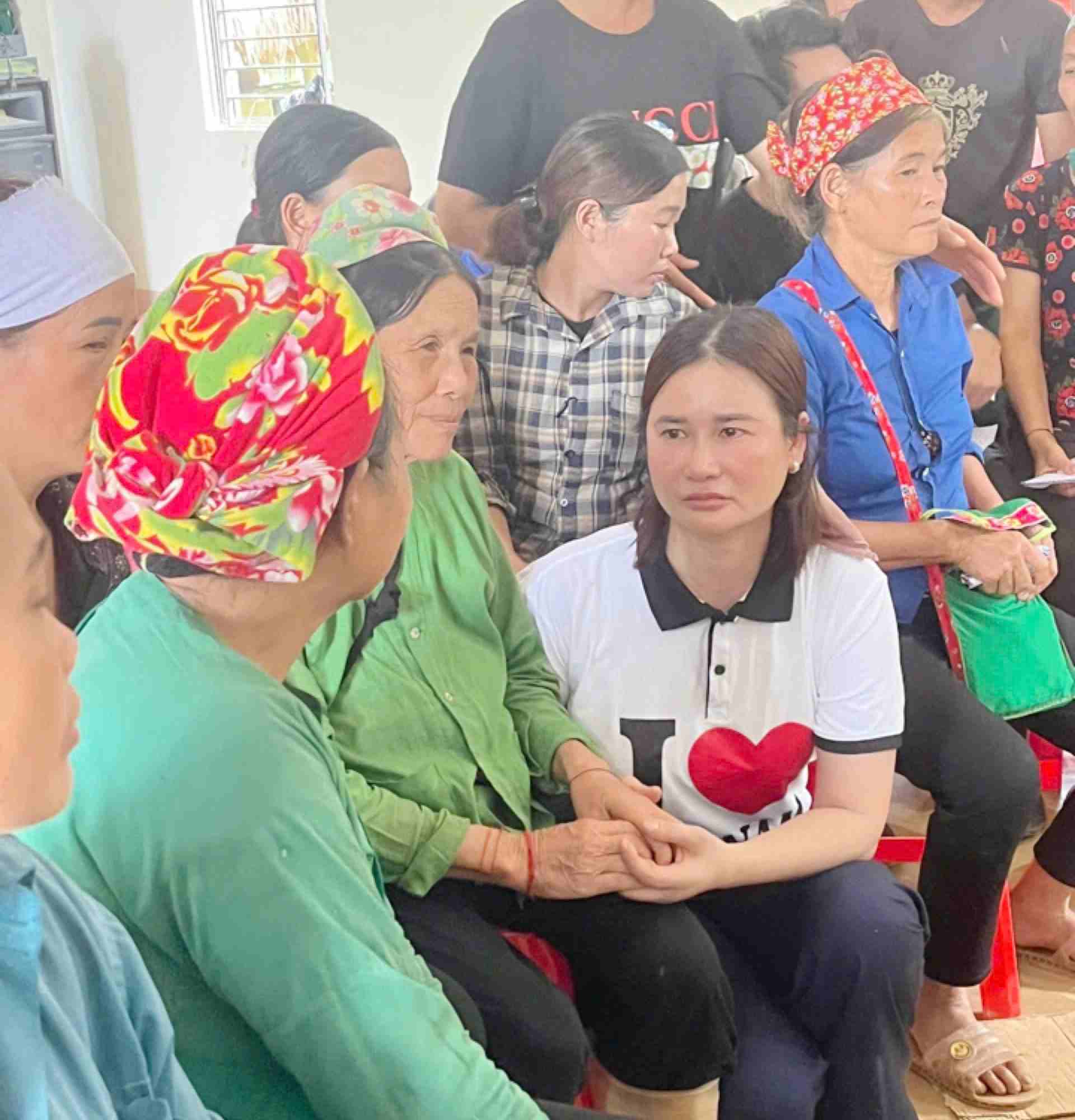 Ba Le Thi Huong - Chu tich CDCS Cong ty TNHH Ky nghe Cua Y - A Chau di tham va ho tro nguoi dan lang Nu nam 2024. Anh: CDCS cung cap