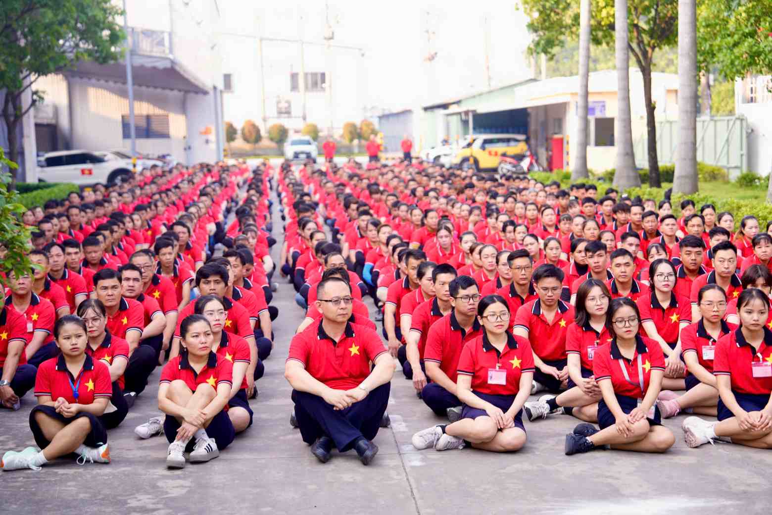 Cua Y - A Chau 기술 유한 회사는 폭풍우 피해를 입은 동포들에게 거의 10억 동을 지원합니다. 사진: Dinh Trong