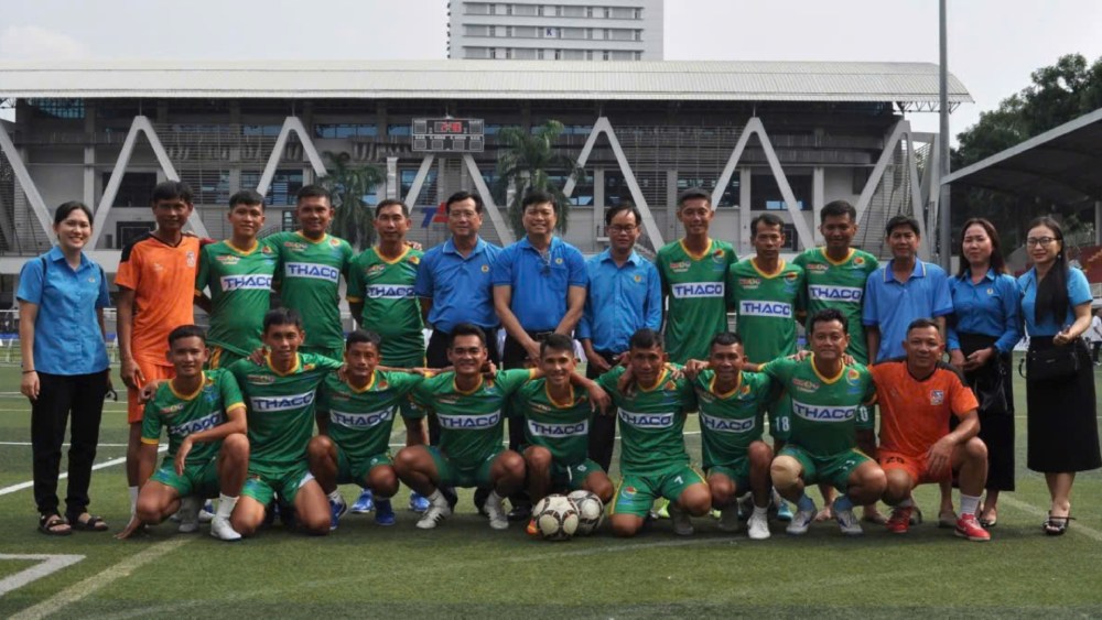 Lãnh đạo LĐLĐ tỉnh An Giang thăm hỏi, động viên tinh thần đội bóng tham dự Giải bóng đá Công nhân viên chức 2025. Ảnh: LĐLĐ An Giang