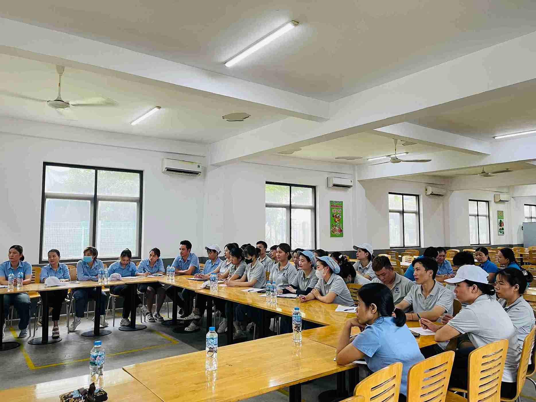 Cong nhan Cong ty TNHH Nhua Ta Ting Hai Duong hao hung tham gia lop hoc cam hoa nghe thuat. Anh: Mai Huong