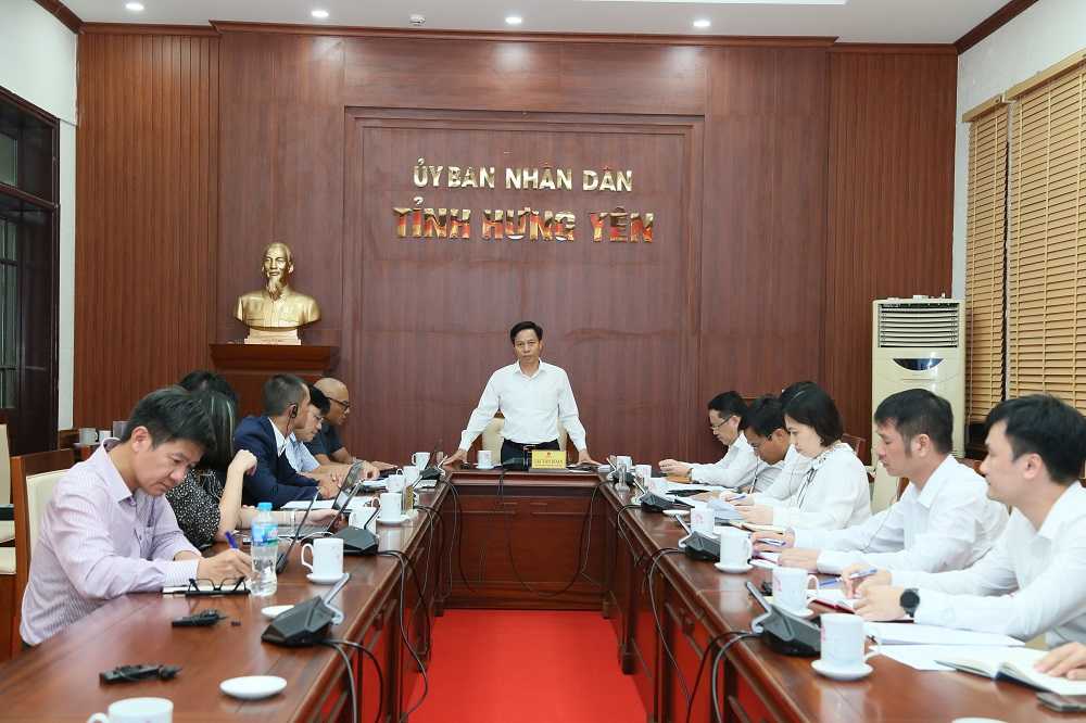 The People's Committee of Hung Yen province worked with the working delegation of the Asian Development Bank (ADB) on the project to upgrade the left and right dykes of the Tra Ly River. Photo: Hung Yen Provincial Portal