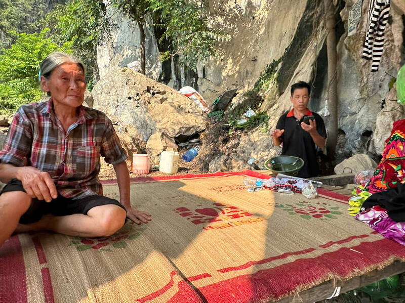 Nhung tam chieu trai tam bo tren nen dat da lom chom. Anh: Hoang Linh
