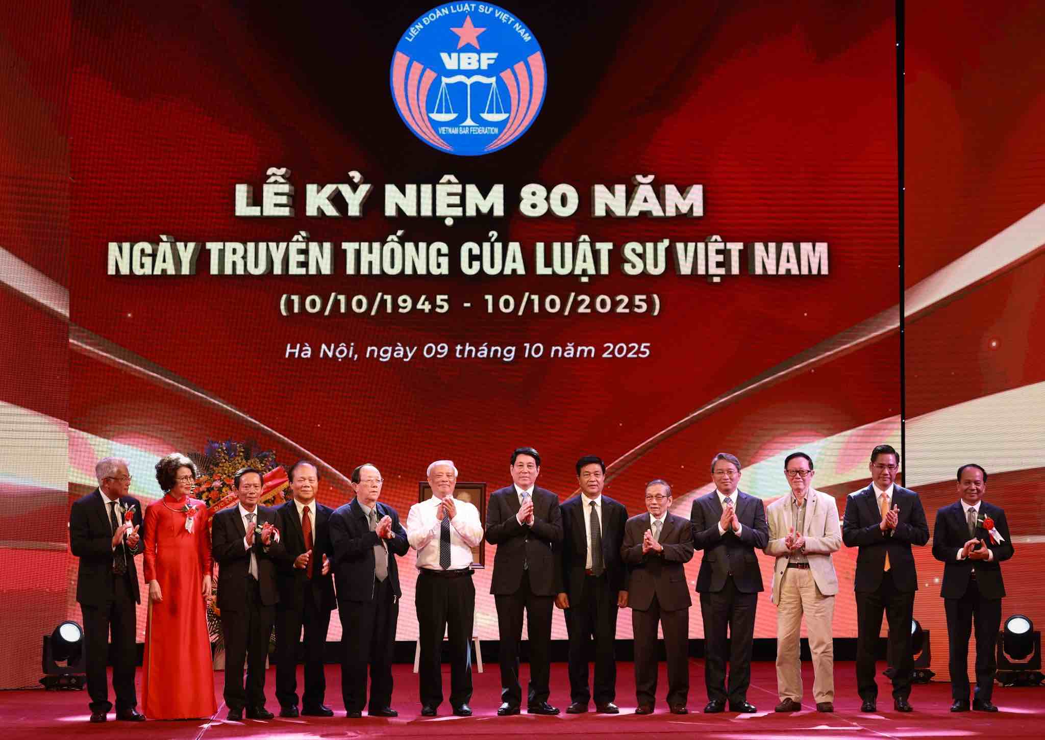 Cac dai bieu chup anh luu niem. Anh: Hai Nguyen