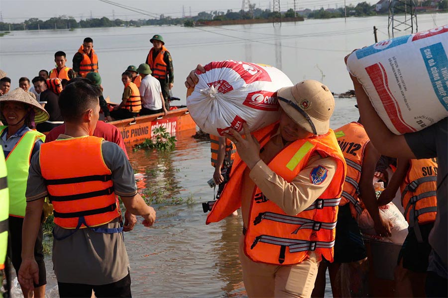 Floods flooded villages, Hanoi police overtook strong water to provide relief to people