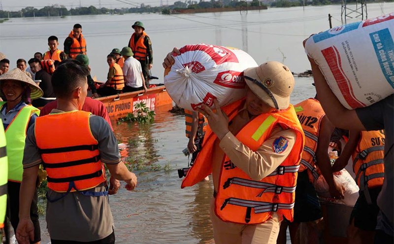 Floods flooded villages, Hanoi police overtook strong water to provide relief to people