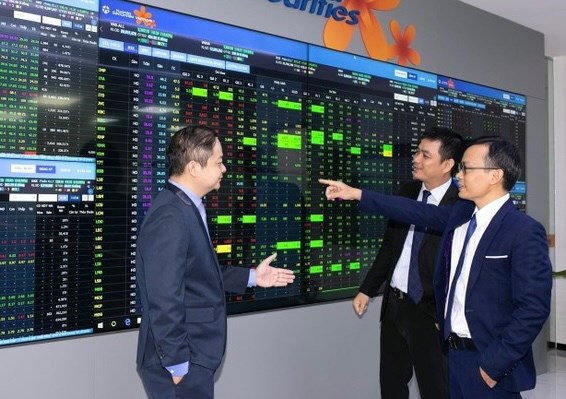 Le marche boursier vietnamien attend une nouvelle evaluation en mars 2026. Photo : Le Toan