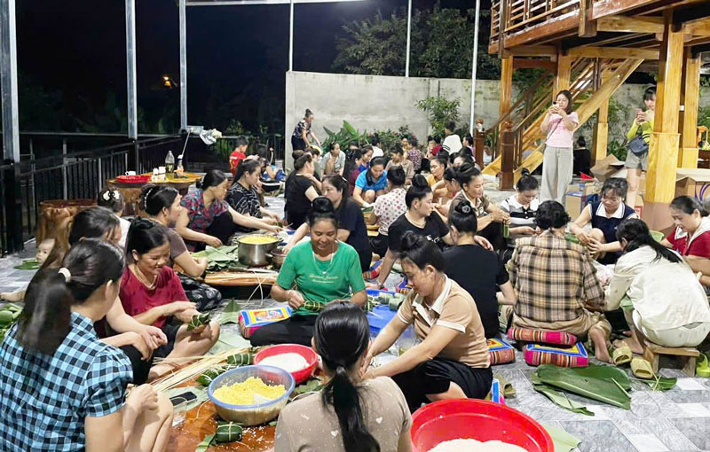 Nguoi dan 3 phuong tap trung goi banh chung gui tang ba con vung lu o tinh Thai Nguyen