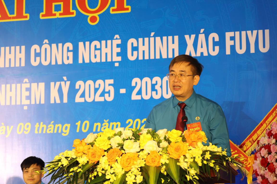 탁 반 쭝(Thach Van Chung) 박닌(Bac Ninh)성 당위원회 위원 박닌(Bac Ninh)성 조국전선 부위원장 박닌(Bac Ninh)성 노동연맹 위원장이 대회에서 발언하고 있습니다. 사진:  찌엔(Quat Chien)