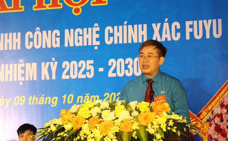 Mr. Thach Van Chung - Member of the Provincial Party Committee, Vice Chairman of the Provincial Fatherland Front, Chairman of the Bac Ninh Provincial Labor Federation spoke at the congress. Photo: Quyet Chien