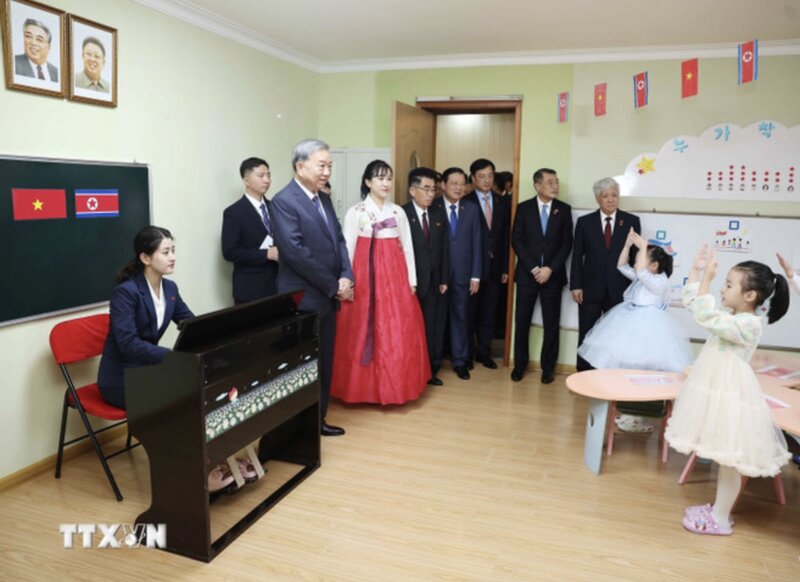 General Secretary To Lam visited the class named after President Ho Chi Minh. Photo: VNA