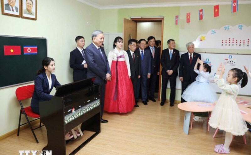General Secretary To Lam visited the class named after President Ho Chi Minh. Photo: VNA