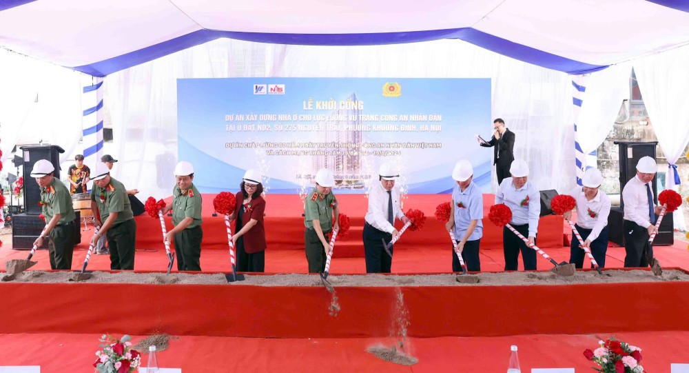 The groundbreaking ceremony for the project to build houses for the armed forces of the People's Public Security on Nguyen Trai Street, Khuong Dinh Ward, Hanoi on August 14. Photo: Pham Dong