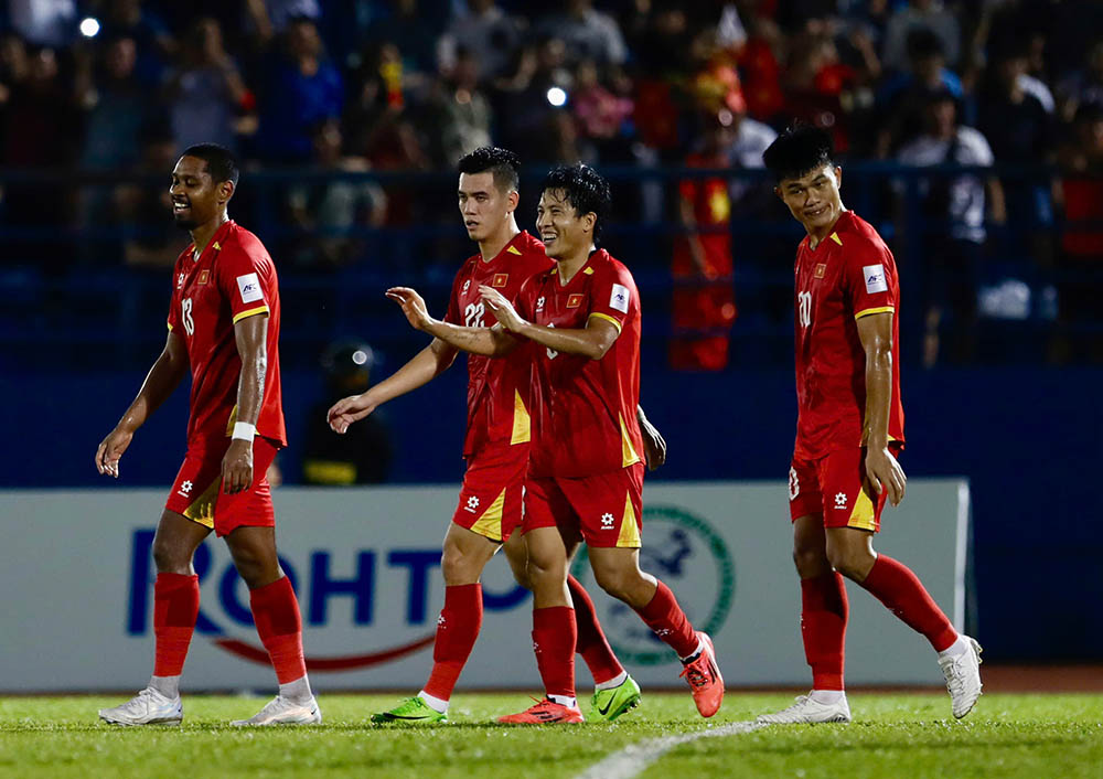 Tiep da hung phan, tuyen Viet Nam co ban thang thu 3 nho cong cua Van Vi o phut 81, an dinh chien thang 3-1 cho doi chu nha. O tran dau dang chu y khac, doi tuyen Malaysia de dang gianh chien thang 3-0 truoc chu nha Lao. Sau 3 luot tran bang F vong loai Asian Cup 2027, Malaysia dan dau voi 9 diem, cac vi tri tiep theo thuoc ve doi tuyen Viet Nam (6 diem), Lao (3 diem) va Nepal (0 diem).
