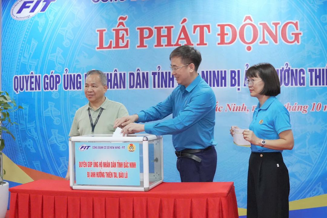 탁반쭝(Thach Van Chung) 박닌(Bac Ninh)성 당위원회 위원 박닌(Bac Ninh)성 베트남 조국전선위원회 부위원장 박닌(Bac Ninh)성 노동연맹 위원장이 프로그램에서 지원하고 있습니다. 사진: 찌엔(Quat Chien)