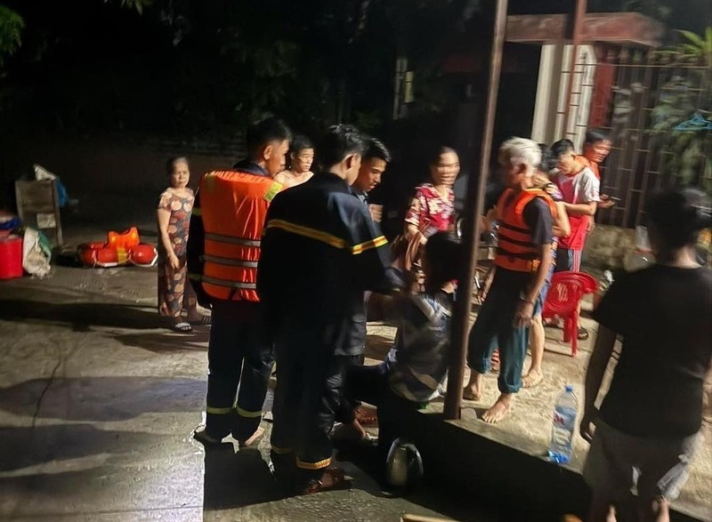 전복된 구조 보트의 승무원들은 안전하게 구조되었습니다. 사진: 떤 상