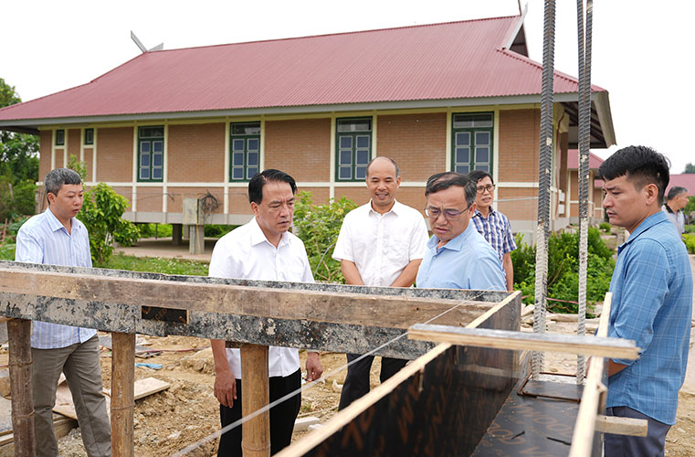 Doan cong tac So Y te kiem tra tien do thi cong cong trinh nha o nhan vien tai Lang tre em SOS Dien Bien Phu vao ngay 10.10. Anh: Duc Cuong