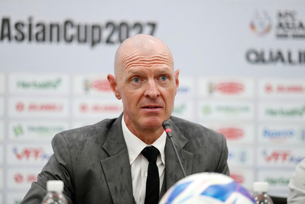 Coach Matt Ross of the Nepal team attended a press conference after the match with the Vietnam team. Photo: Thanh Vu