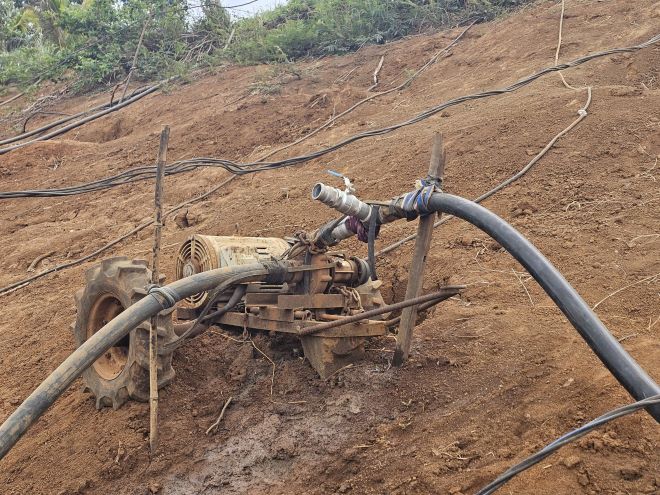 Lam Dong invests in 3 projects to overcome the water shortage in 5 communes in the drought zone (people in Lam Dong use water pumping machines to prevent drought). Photo: Thanh Quynh