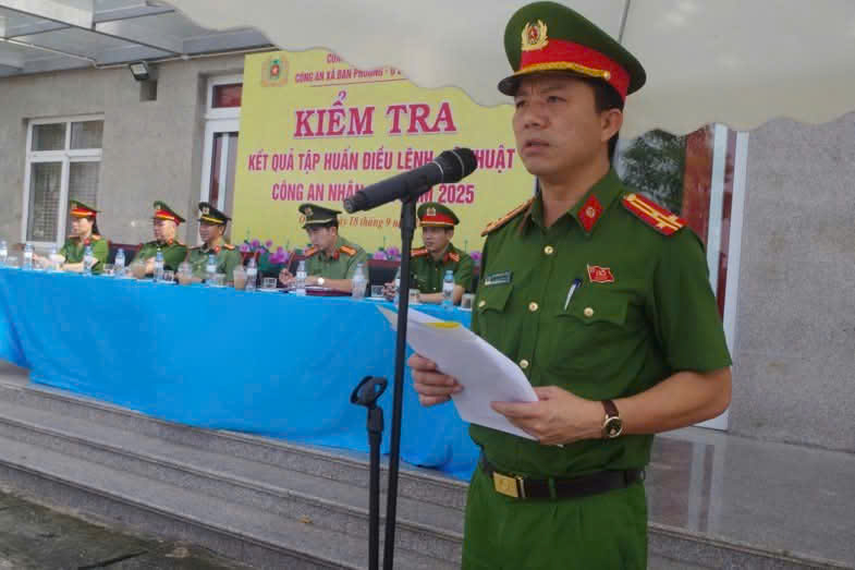 Lieutenant Colonel Nguyen Manh Hung - Head of O Dien Commune Police (Hanoi) spoke at the inspection and evaluation of the results of the training on ordering and martial arts of the People's Public Security in 2025 according to Plan No. 93 dated March 28, 2025 of Hanoi City Police. Photo: Hanoi Police