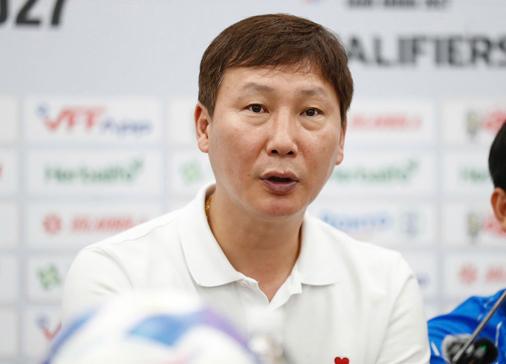 Coach Kim Snag-sik attended the press conference after the match with the Nepal team. Photo: Thanh Vu
