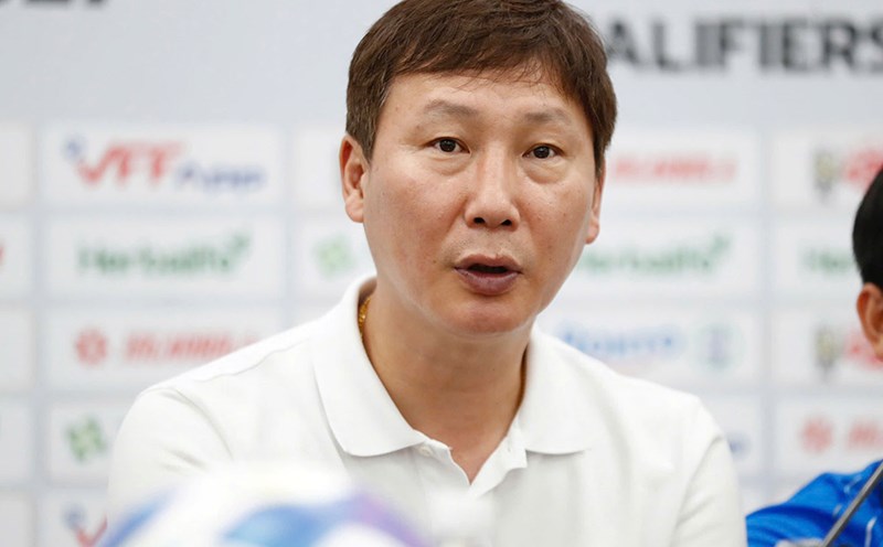 Coach Kim Snag-sik attended the press conference after the match with the Nepal team. Photo: Thanh Vu