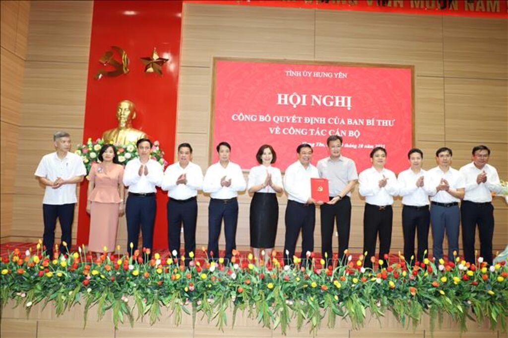 Hung Yen Provincial Party Secretary Nguyen Huu Nghia presented the decision to comrade Nguyen Quang Hung, Chairman of the Provincial Party Committee's Inspection Committee for the 2025-2030 term. Photo: VNA