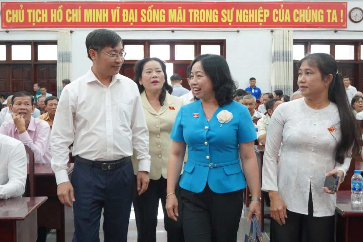 Ba Thai Thu Xuong - Pho Chu tich Thuong truc Tong Lien doan Lao dong Viet Nam tham du hoi nghi tiep xuc cu tri. Anh: Ta Quang