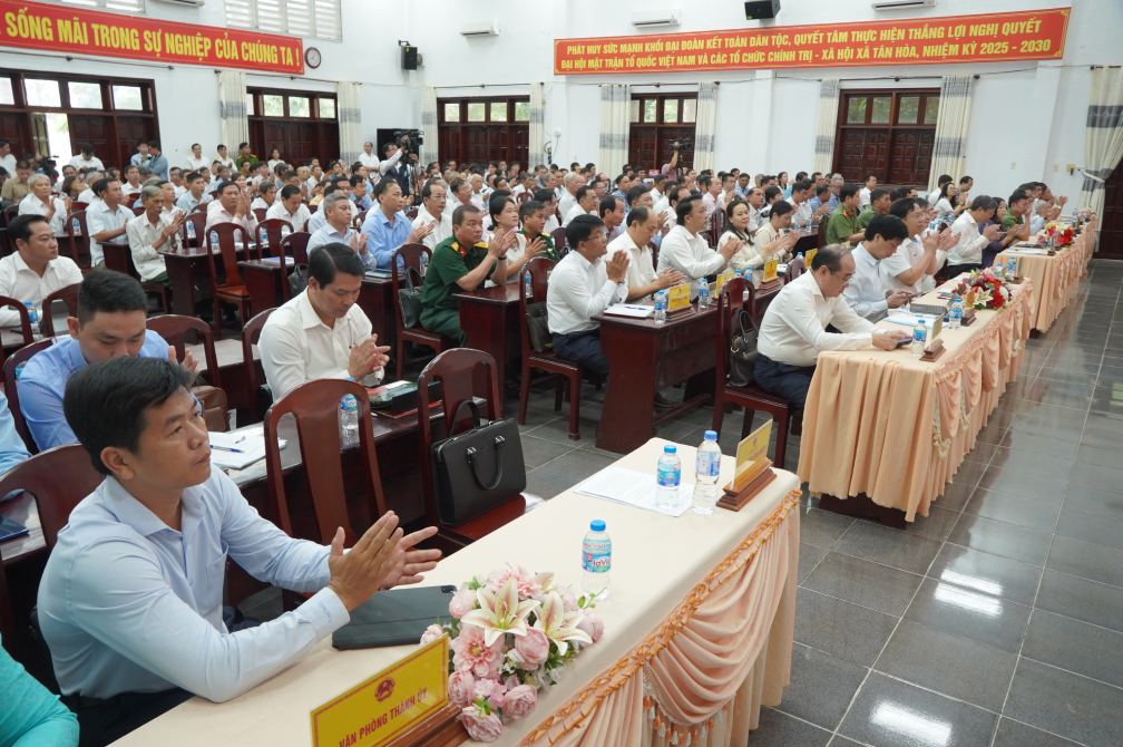 Quang canh hoi nghi. Anh: Ta Quang