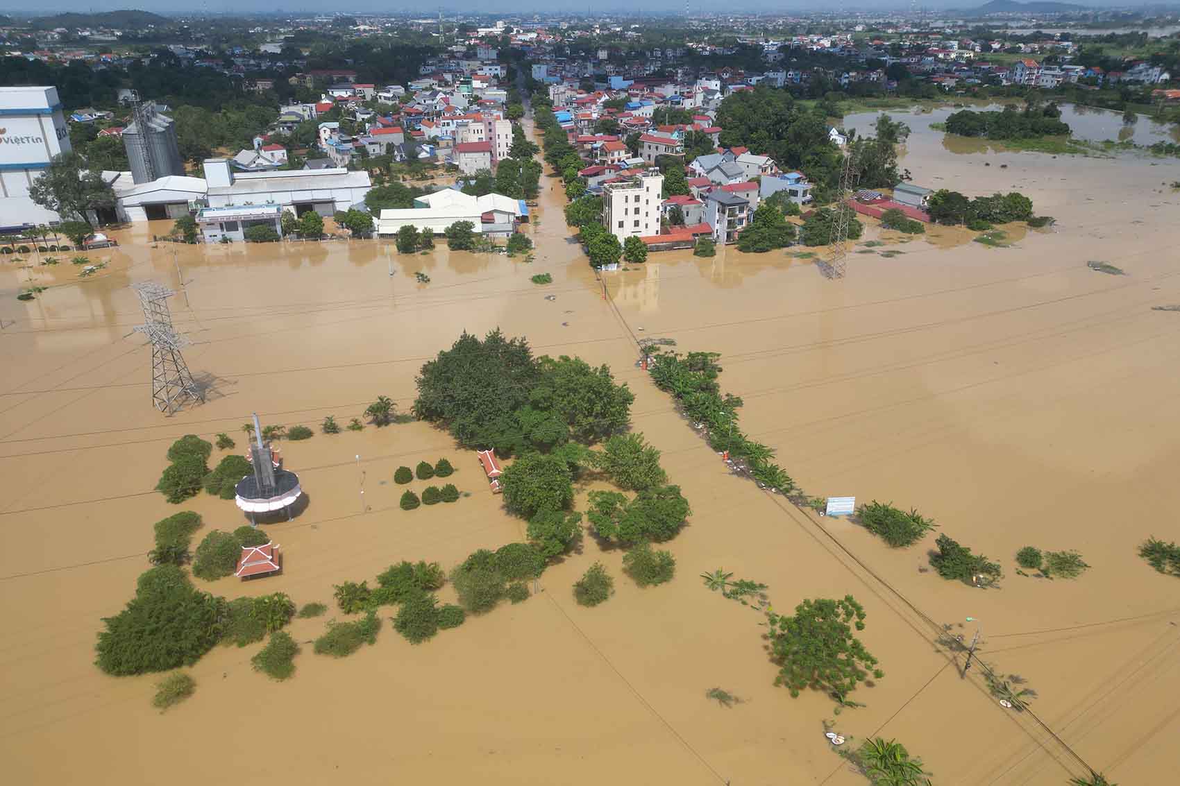 Carretera nacional 3 tramo que atraviesa la comuna de Trung Gia en Hanoi profundamente inundada el 9 de octubre. Foto: Song Huu
