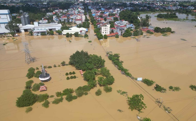 National Highway 3 through Trung Gia Commune, Hanoi, was deeply submerged in water on October 9. Photo: Song Huu