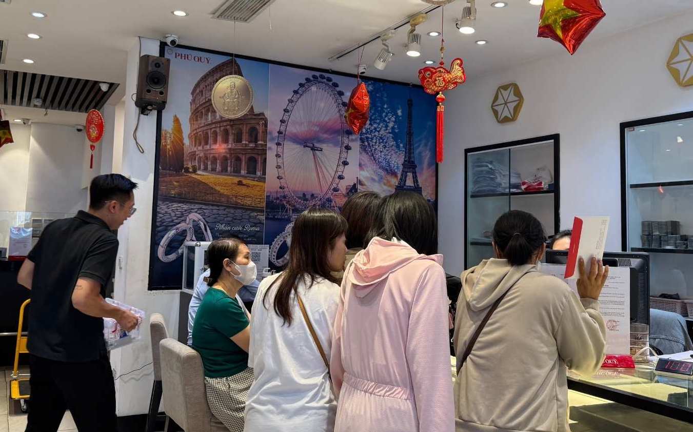 Ngay 9.10, nhieu nguoi den cua hang vang bac da quy tai Ha Noi de mua bac. Anh: Phuong Anh