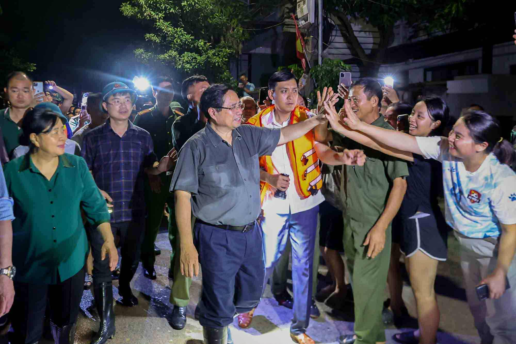 Thu tuong tham hoi, dong vien ba con nhan dan vung ngap lut o Ha Noi. Anh: VGP/Nhat Bac