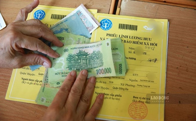 Paying compulsory and voluntary social insurance for 35 years is included in the general pension. Photo: Hai Nguyen