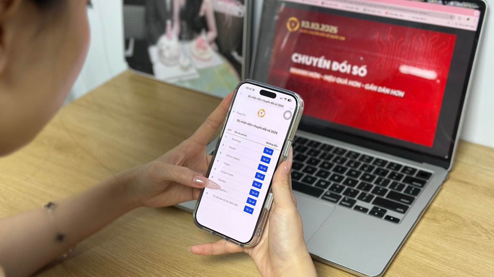 Nguoi dan quet ma QR tai bo nhan dien ngay chuyen doi so 10.10.2025. Anh: Hao Thien