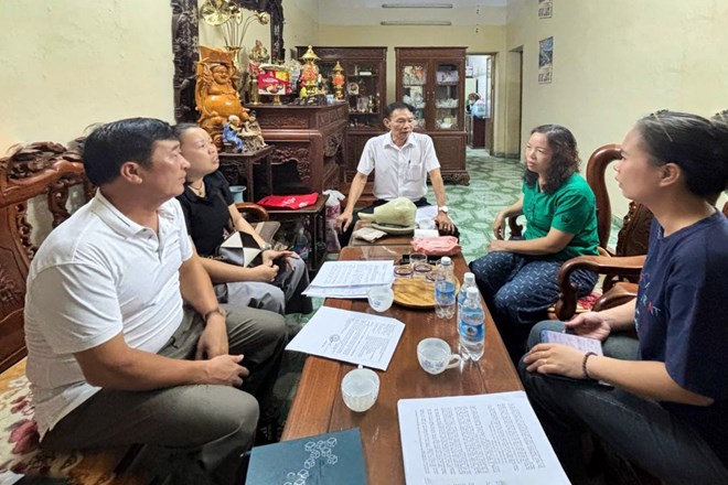 Cac to cong tac truc tiep van dong cac ho dan. Ảnh: Cong TTDT Hai Phong