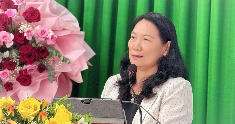 Ba Nguyen Thi Be Muoi - Pho Chu tich UBND tinh Vinh Long chi dao nganh Y te phat trien he thong benh an dien tu, lay nguoi dan lam trung tam. Anh: Hoang Loc