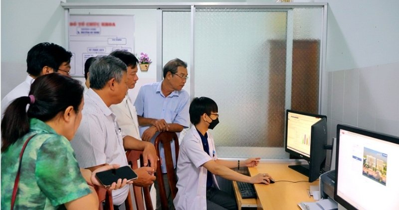 The Vinh Long Health Sector deploys electronic medical records, aiming for a sustainable and safe digital health system, with people as the center. Photo: Hoang Loc