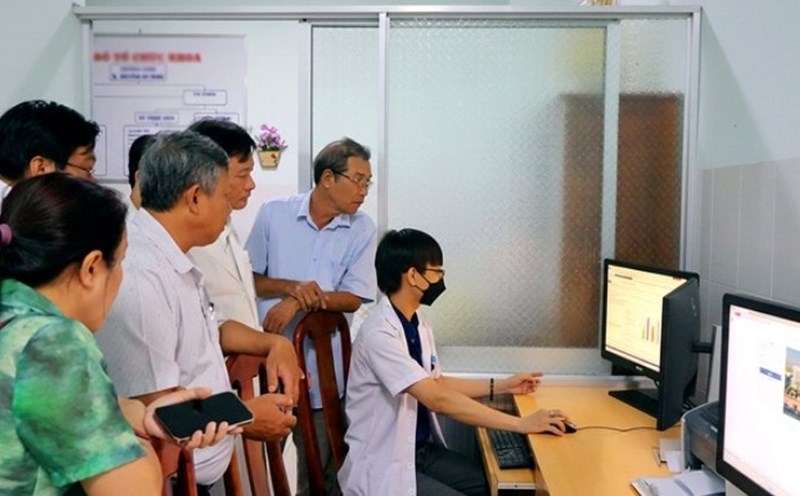 The Vinh Long Health Sector deploys electronic medical records, aiming for a sustainable and safe digital health system, with people as the center. Photo: Hoang Loc