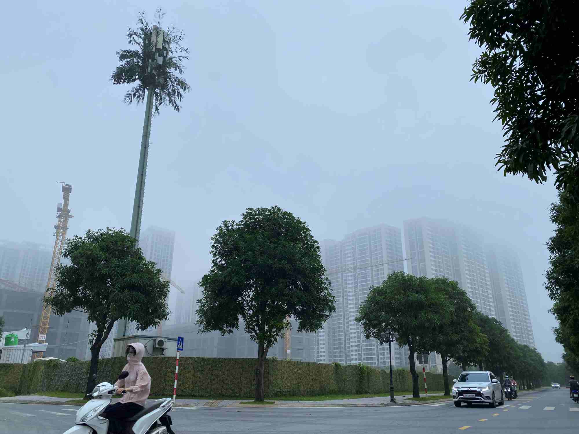 Images of high-rise buildings submerged in hazy fog and fine dust were recorded by reporters on the morning of October 9. Photo: Duc Van