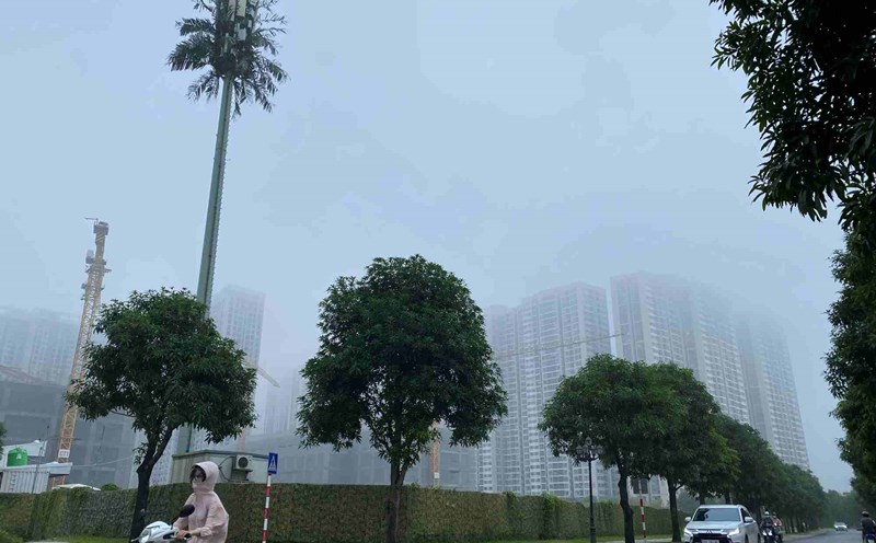 Images of high-rise buildings submerged in hazy fog and fine dust were recorded by reporters on the morning of October 9. Photo: Duc Van