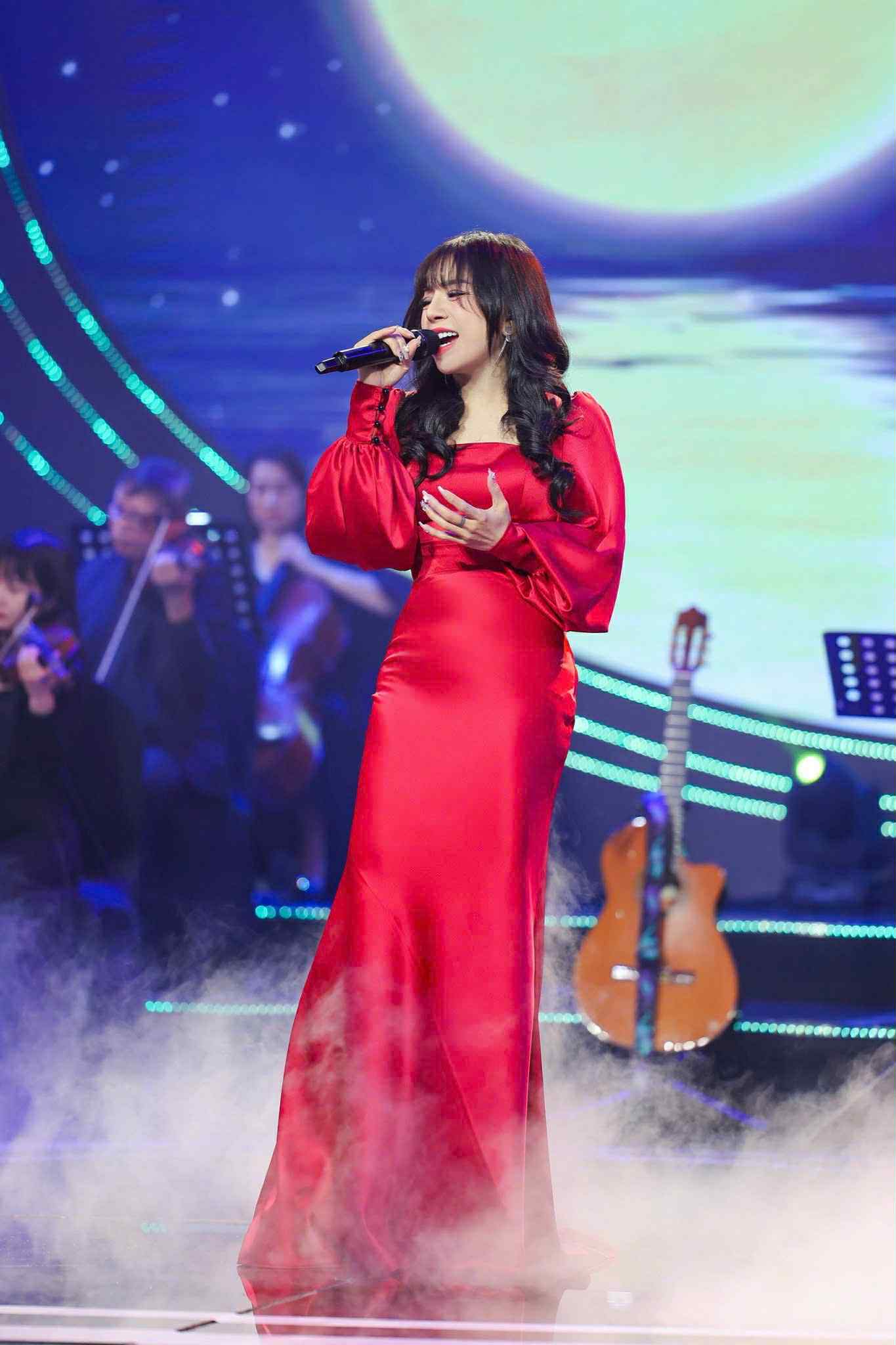 Ca si Minh Chuyen the hien ca khuc 