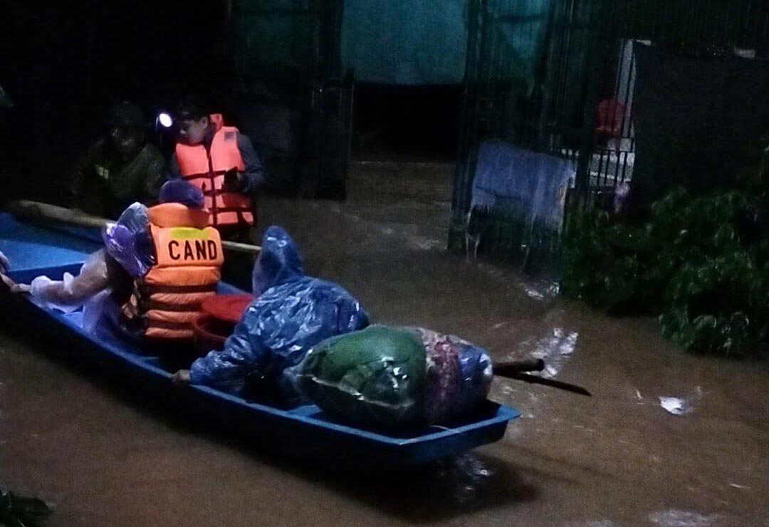 Cam Due commune police used boats to support people in evacuating at night. Photo: Hoang Thach.