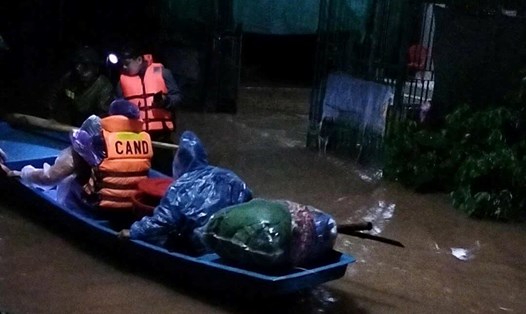 Công an xã Cẩm Duệ dùng thuyền hỗ trợ người dân sơ tán trong đêm. Ảnh: Hoàng Thạch.