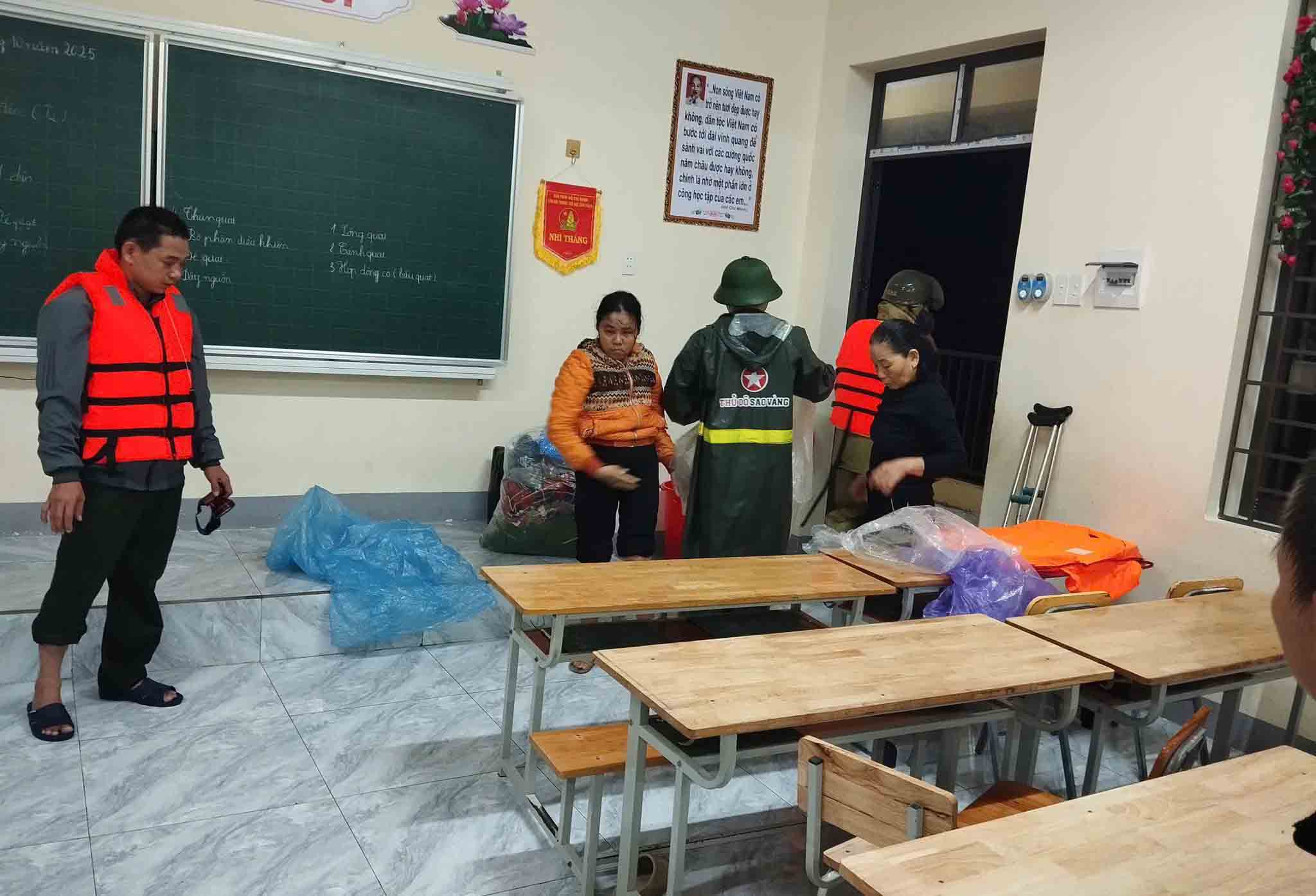 Nguoi dan xa Cam Due duoc so tan den truong hoc trong dem. Anh: Hoang Thach.