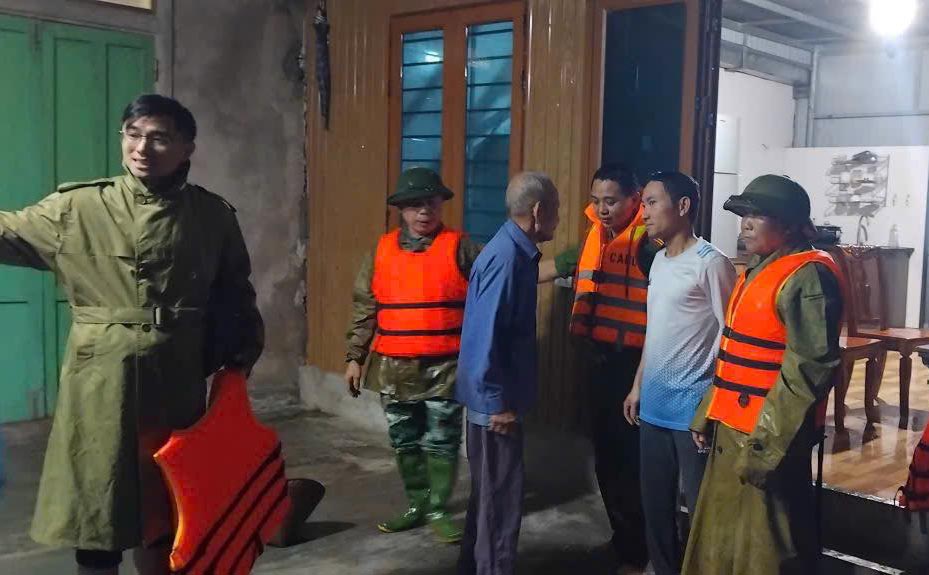 Cong an den nha dua nguoi dan di so tan trong dem. Anh: Hoang Thach.