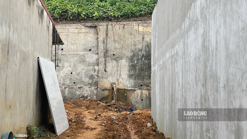 Ke be tong phia sau nha dan co dau hieu bi be cong, phinh ra. Anh: Dinh Dai