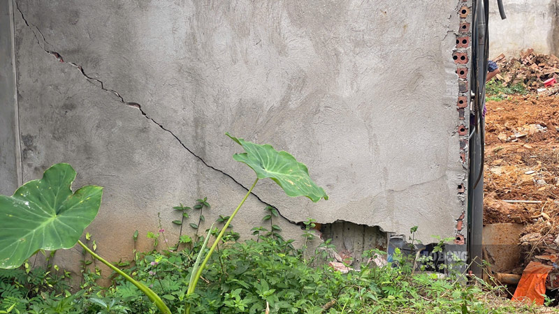 Cong trinh phu phia sau nha dan bi nut do dat da dich chuyen, sat lo. Anh: Dinh Dai