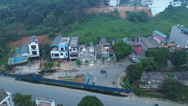 Nhung ngoi nha nghieng nga tren tuyen pho Tung Tung, phuong Cam Duong do bao lu nam 2024. Anh: Dinh Dai