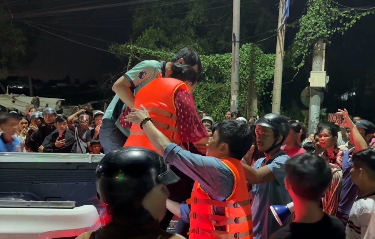 The person bitten by the snake was taken out of the flooded area and taken to the emergency room. Photo: Duy Tuan