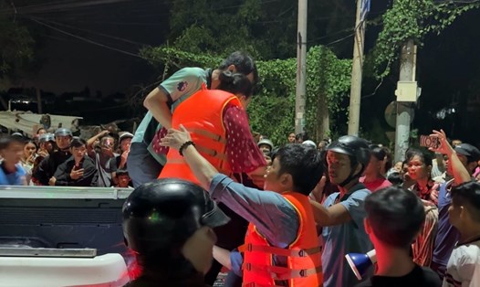 Người bị rắn độc cắn được đưa ra khỏi vùng ngập và đi cấp cứu. Ảnh: Duy Tuấn